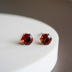 【秋冬コーデに馴染む】マデイラシトリンの一粒ピアス　４ｍｍ　11月誕生石 金属アレルギー対応　サージカルステンレス 2枚目の画像