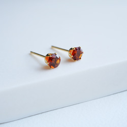 【秋冬コーデに馴染む】マデイラシトリンの一粒ピアス　４ｍｍ　11月誕生石 金属アレルギー対応　サージカルステンレス 6枚目の画像