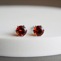 【秋冬コーデに馴染む】マデイラシトリンの一粒ピアス　４ｍｍ　11月誕生石 金属アレルギー対応　サージカルステンレス 1枚目の画像