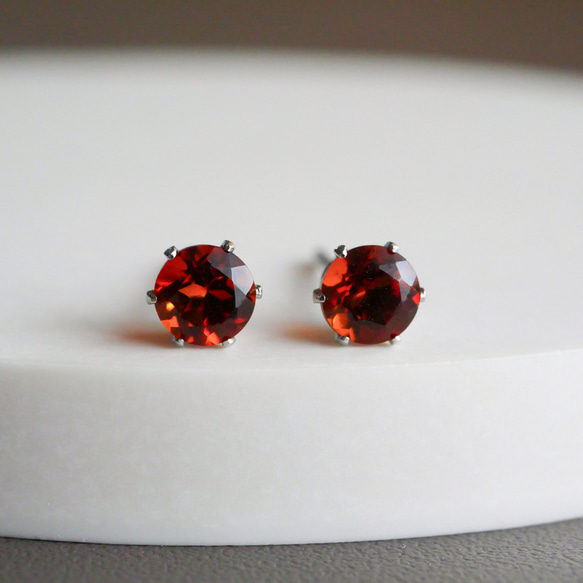 【秋冬コーデに馴染む】マデイラシトリンの一粒ピアス　４ｍｍ　11月誕生石 金属アレルギー対応　サージカルステンレス 1枚目の画像