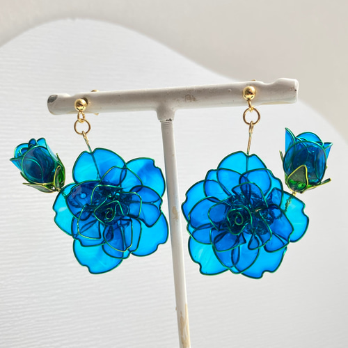 【新作】薔薇のオーバル転写ピアス　イヤリング（blue） kuro_kawaE / 野薔薇の1輪ピアス［青］（301782） - QOOZA