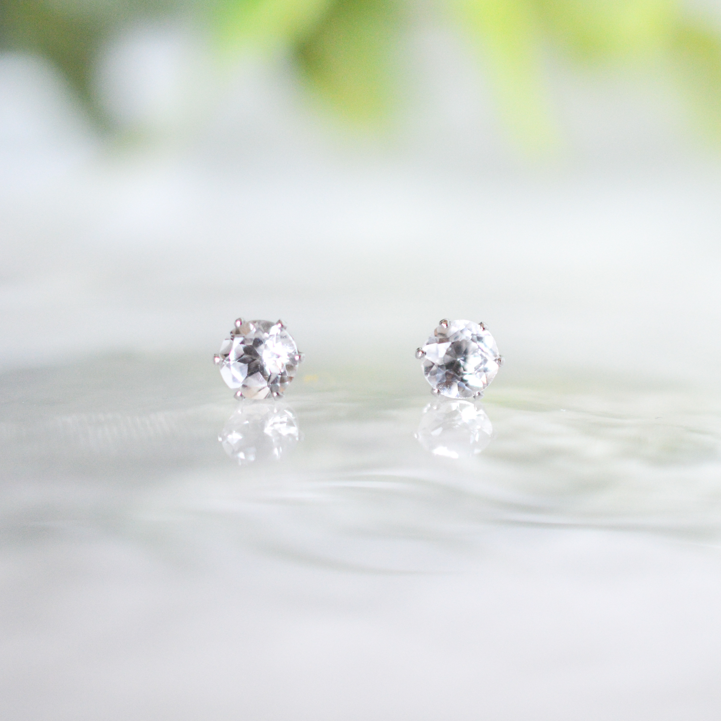 天然石クリスタル(水晶)のシンプルな一粒スタッドピアス】クリア/4mm