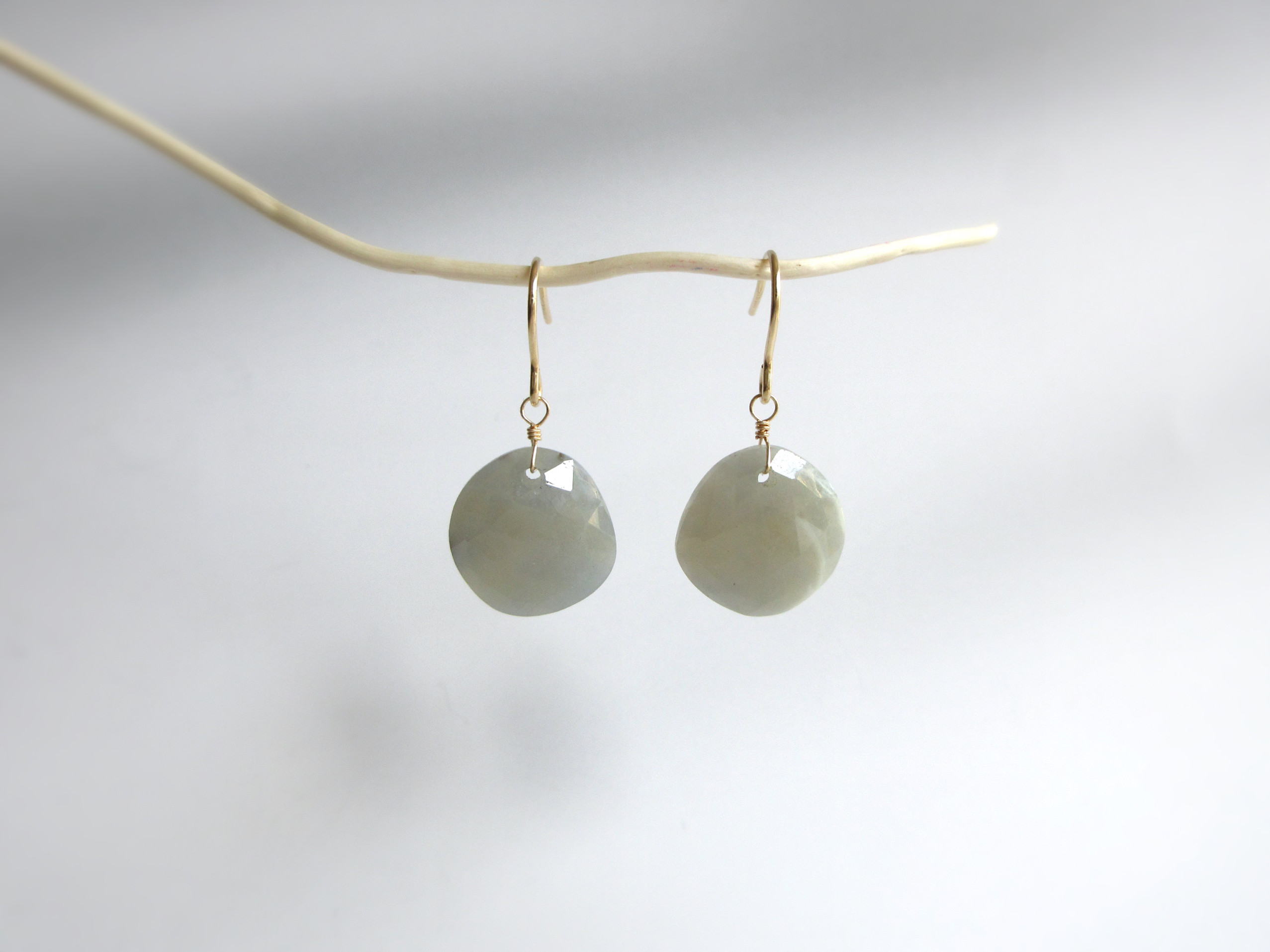 【9月の誕生石】14mmローズカットグレー「非加熱サファイア」14kgfピアス/イヤリング