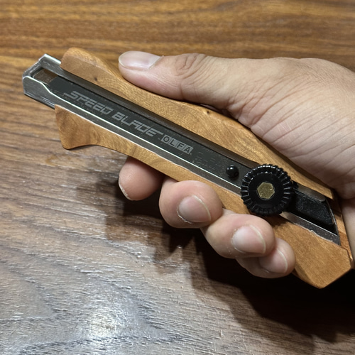 この手触りの良さは、手放せなくなる！？ 木製グリップカッターナイフ
