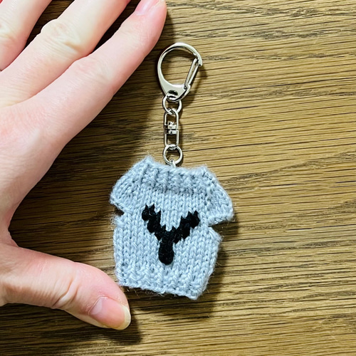 色が選べる】手編みセーターキーホルダー*イニシャル刺繍入り