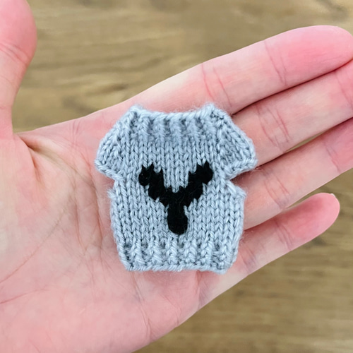 色が選べる】手編みセーターキーホルダー*イニシャル刺繍入り