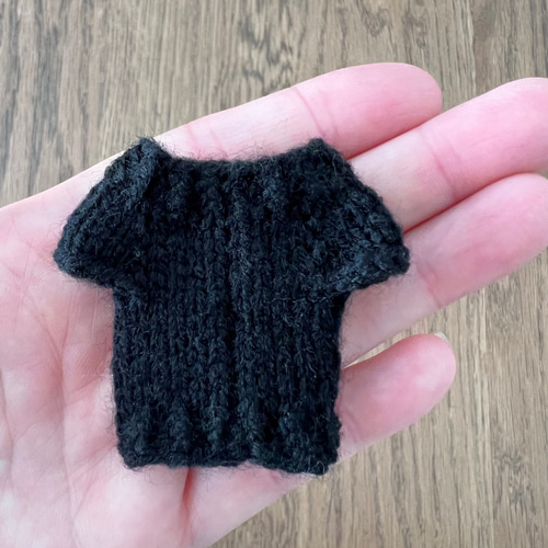 色が選べる】手編みセーターキーホルダー*イニシャル刺繍入り