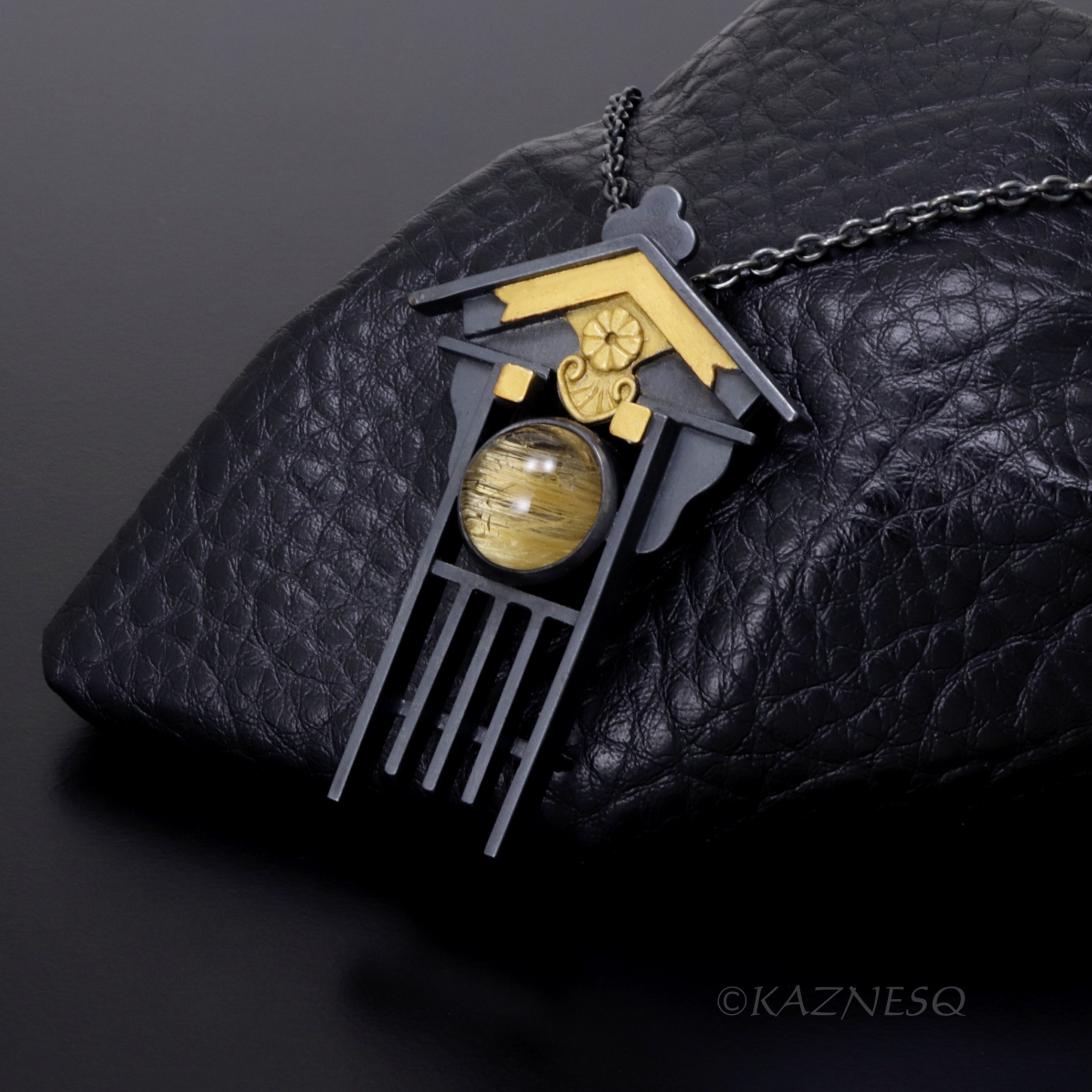 端正な日本の美。古い和風建築をイメージしたルチルクオーツのペンダント