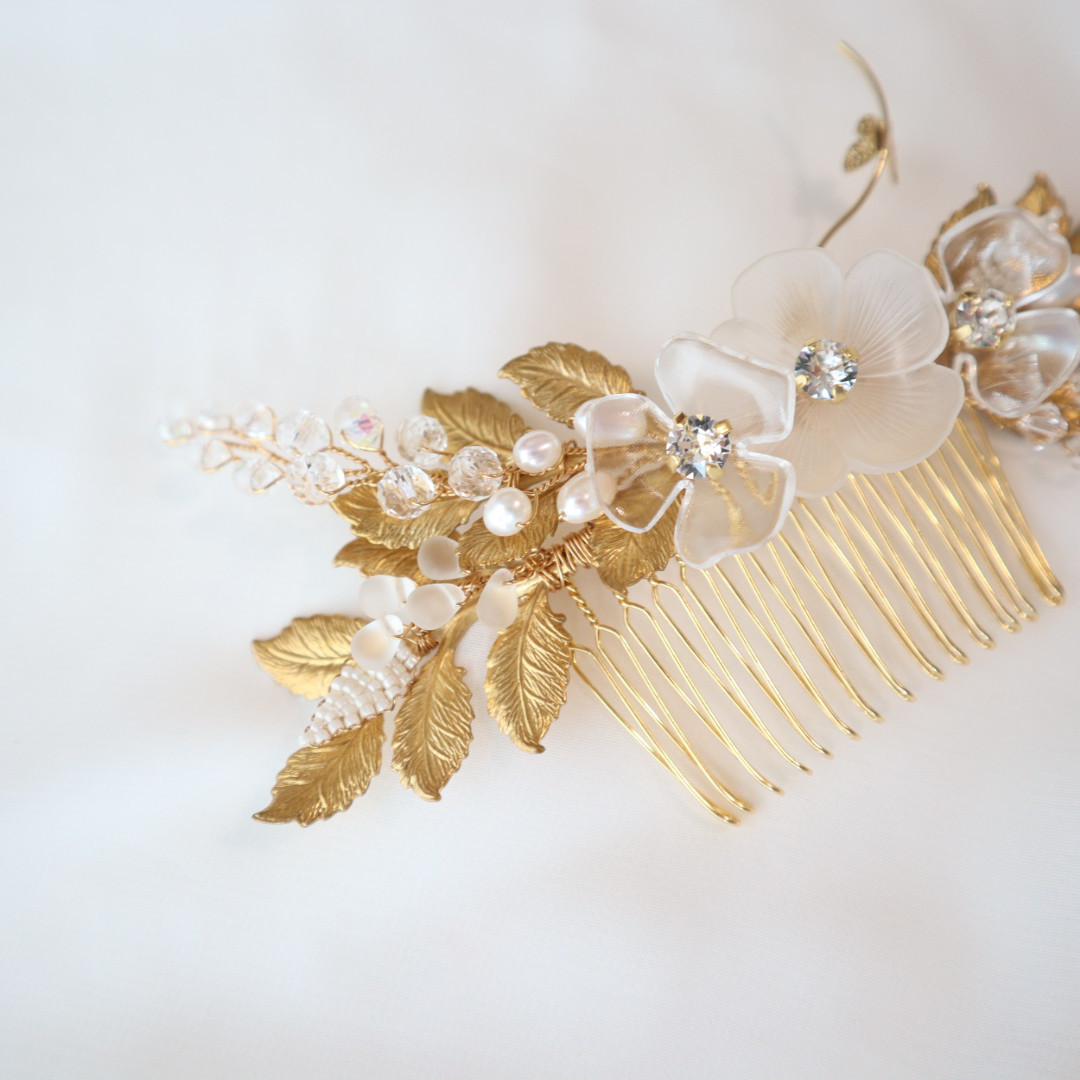 White flower haircomb
