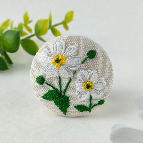刺繍　ブローチ　ハンドメイド 北欧風お花の刺繍ブローチ#205 | iichi 日々の暮らしを心地よくする