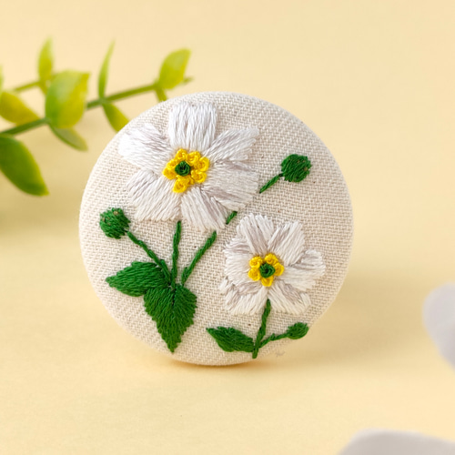 秋明菊の刺繍ブローチ ブローチ かなちゃん手刺繍工房 通販 18281011