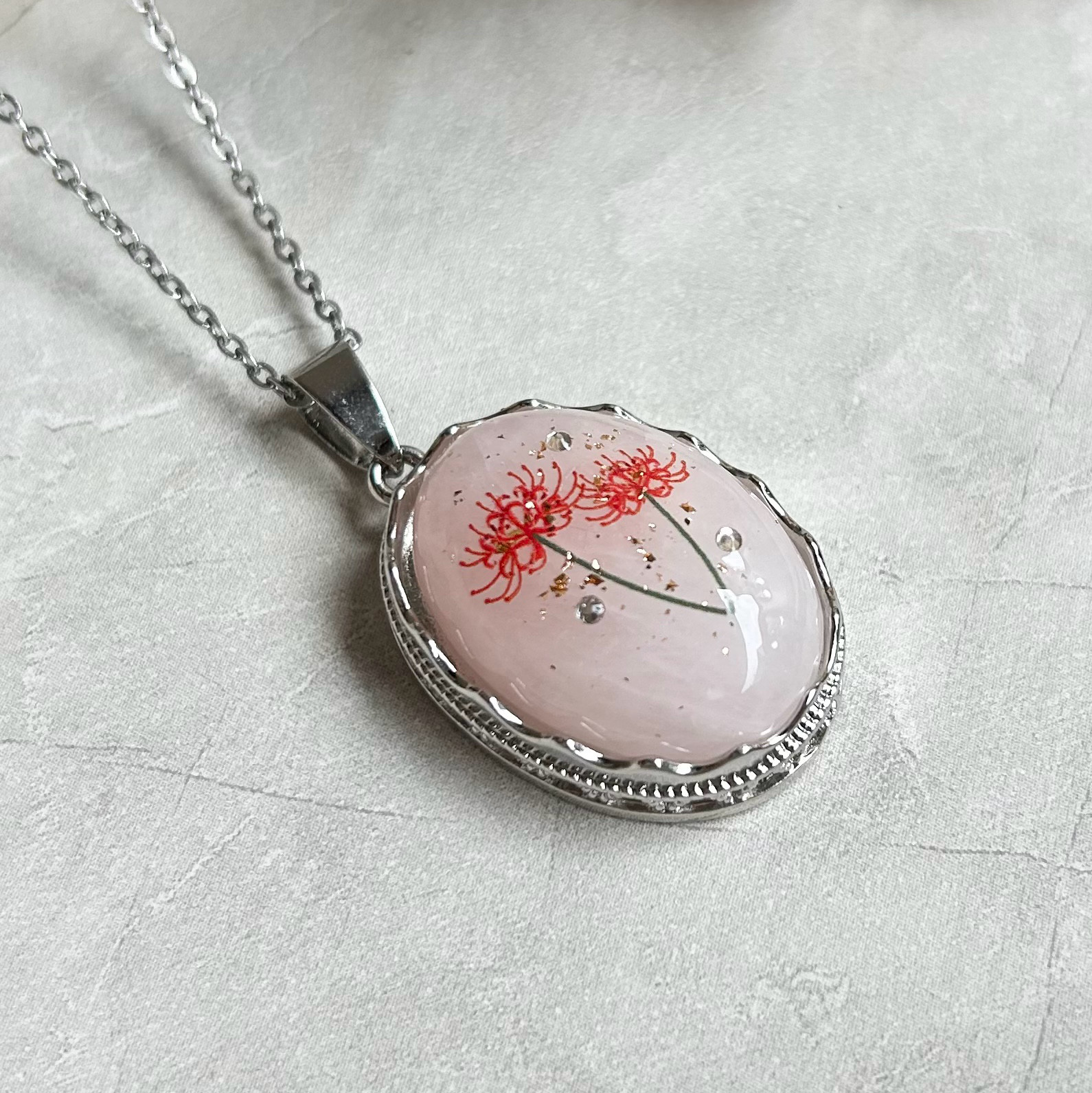 天然石ローズクォーツと彼岸花のネックレス