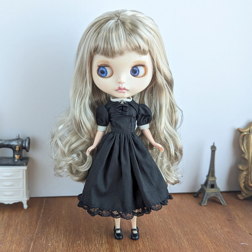ブライスアウトフィット衣装　ブライス用　黒いワンピース+白い上着　Blythe ブライスアウトフィット衣装 ブライス用 黒いワンピース+白い上