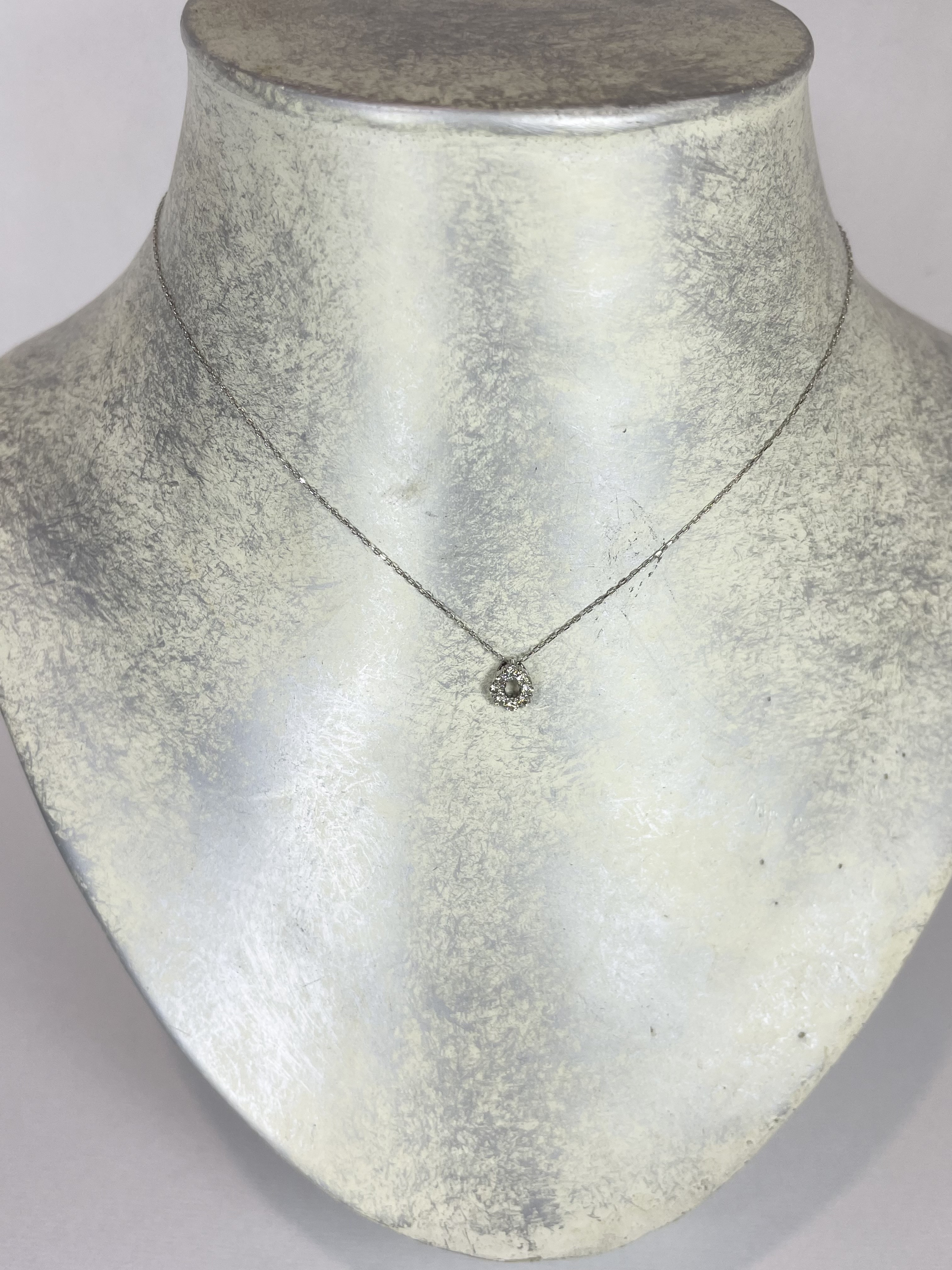 涙目型のダイヤモンドプラチナネックレス