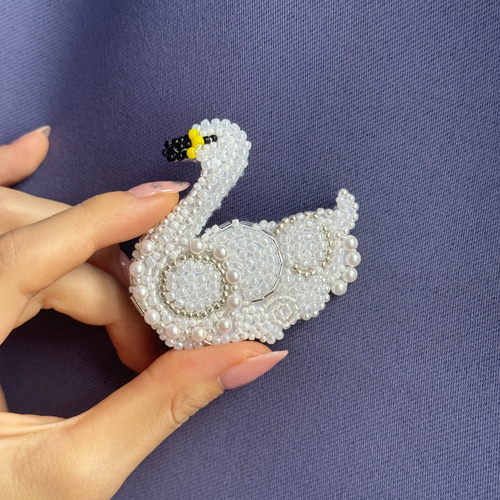 最も優遇の 白鳥 ビーズ ブローチ ブローチ m. 通販 18281557｜Creema(クリーマ) アクセサリー