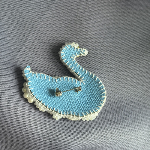 白鳥のブローチ / バッグチャーム ✴︎ ビーズ 刺繍 ブローチ