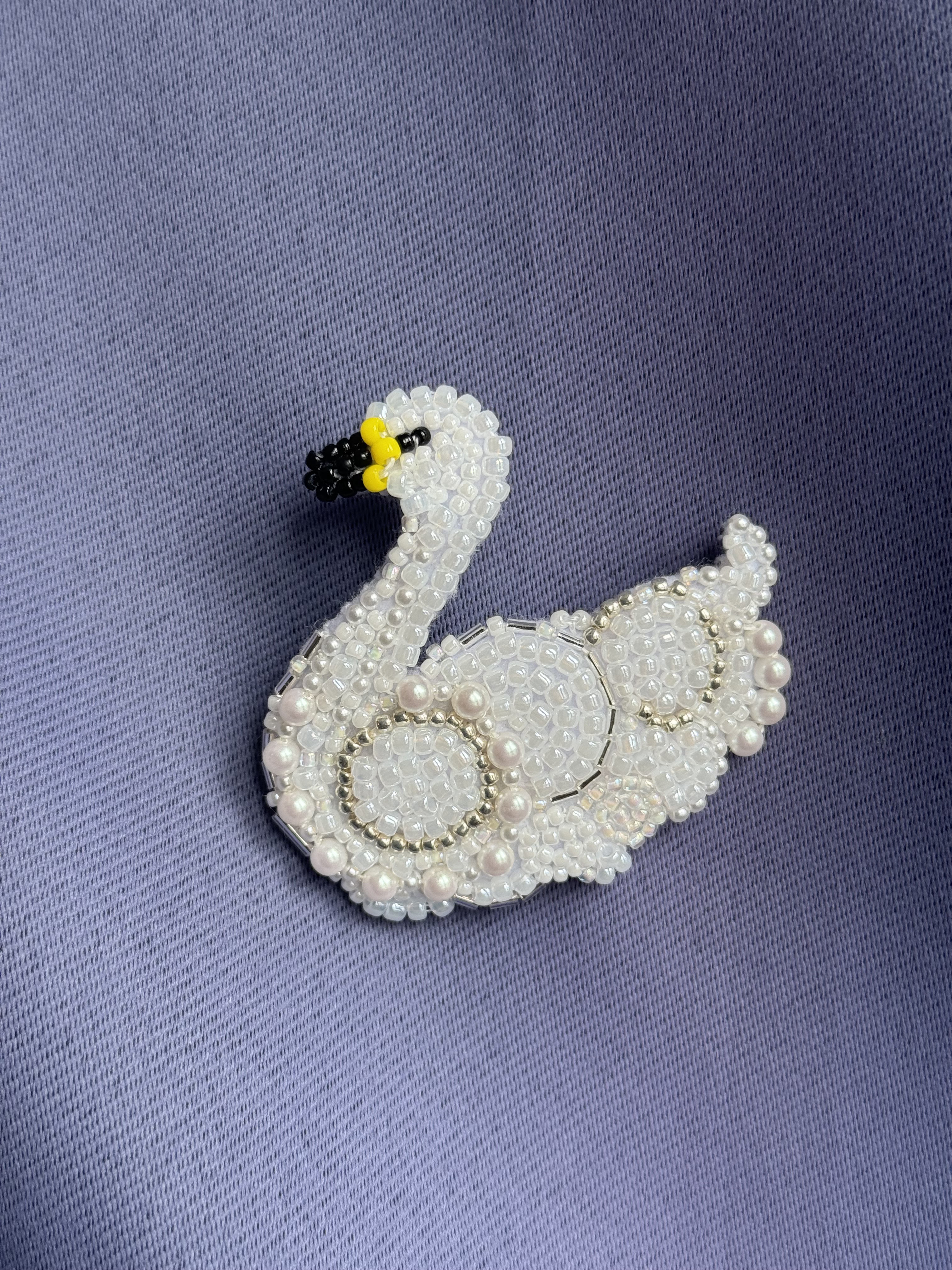 白鳥　ビーズ　ブローチ