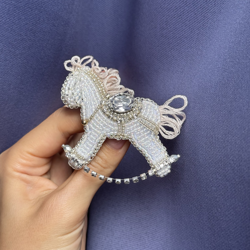 Z284/マットゴールド エナメル 馬 ホース瑠璃ビーズタッセルブローチ