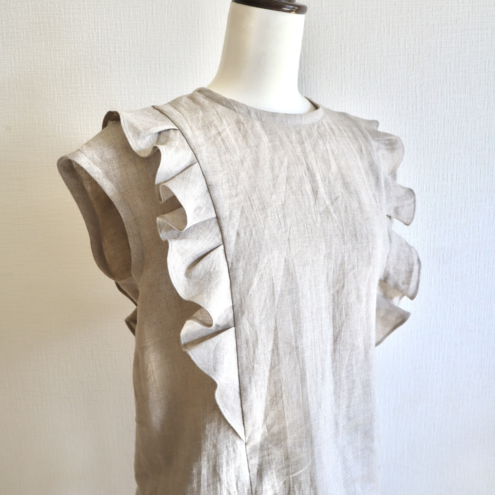 ナチュラル　リネン100%のタックブラウス