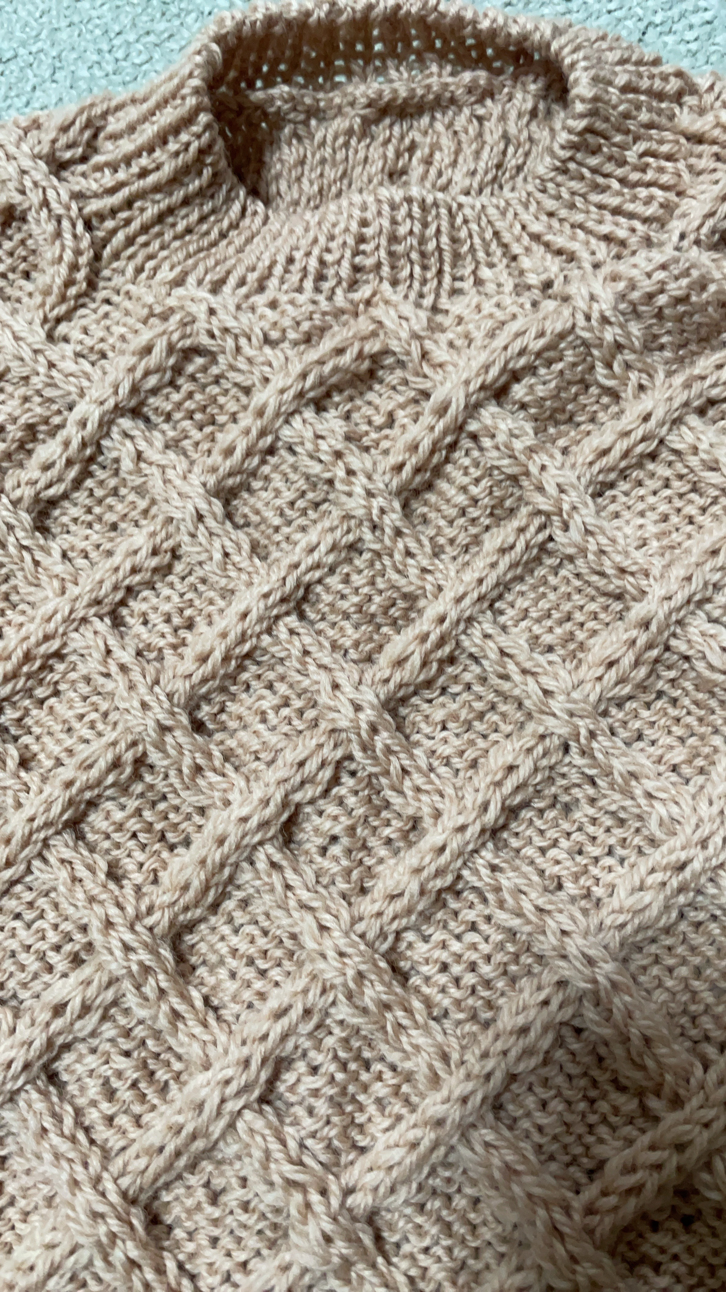 ベージュセーター