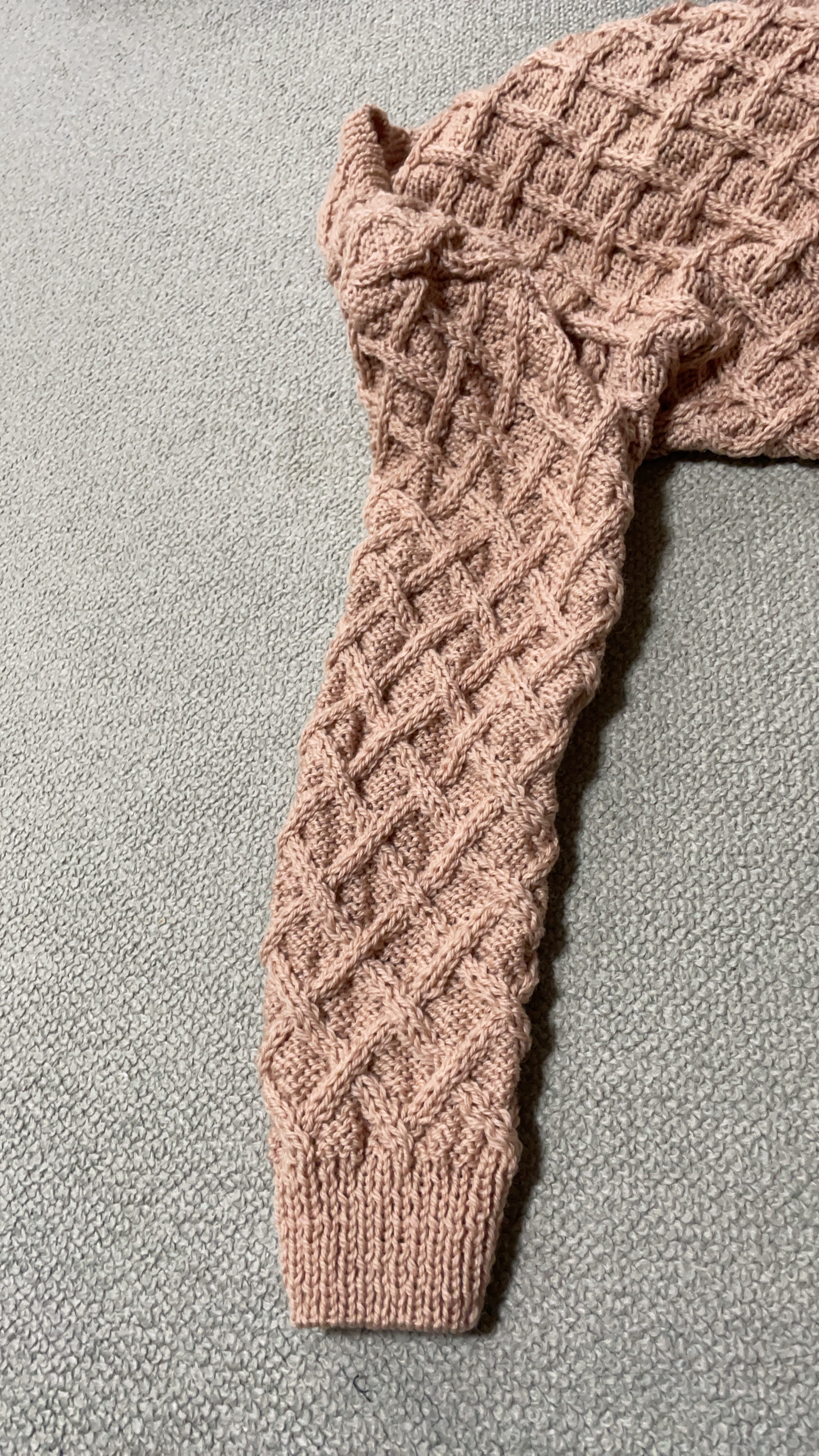 ベージュセーター