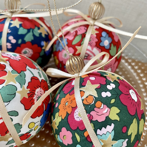 Christmas☆オーナメント ボール 4個セット〈リバティ Betsy Star