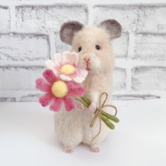 コスモスを持ったキンクマハムスター 羊毛フェルトマスコット