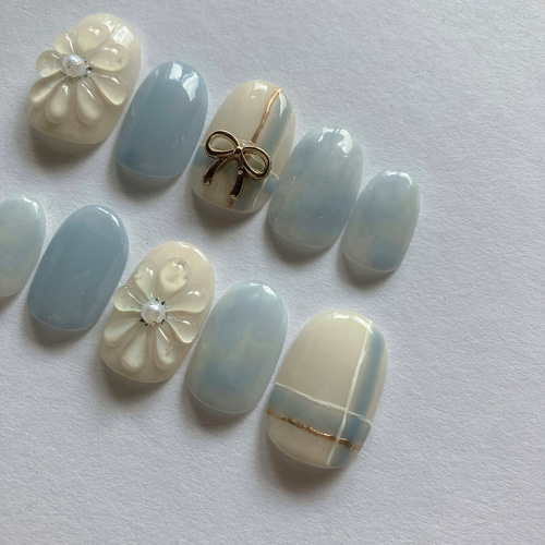 オーダーネイルチップ バラネイル 水色ネイル ブルーネイル ガーリーネイル ドットペンで描くバラネイル💅レースフレンチと合わせて大人
