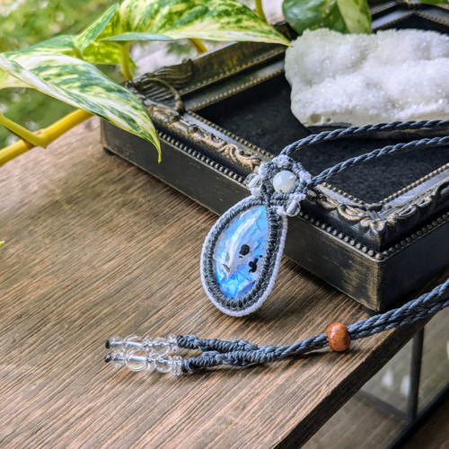 レインボームーンストーンマクラメ編みネックレス ☆黒雲母入り