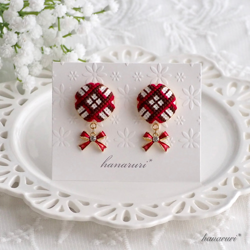 チェック柄・刺繍のイヤリングorピアス《レッド・リボン》 イヤリング