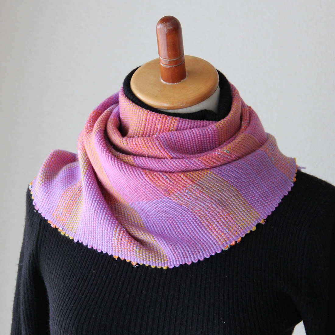 《大人のピンクコーデを楽しむ》ウール手織りマフラー　ミックスピンク/プレゼント/秋冬