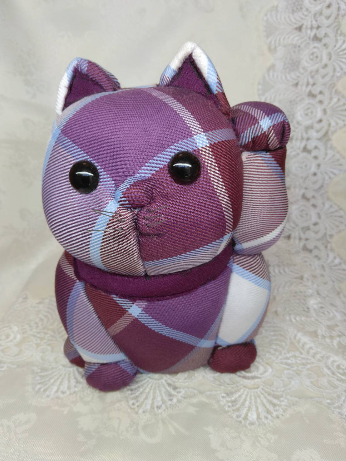 【創作人形こころ】　チェックを着た招き猫　紫　木目込み人形