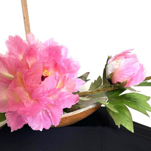 手染め布花 寒牡丹1枝（蕾・大輪2輪） 玄関・和洋の空間・お部屋の 