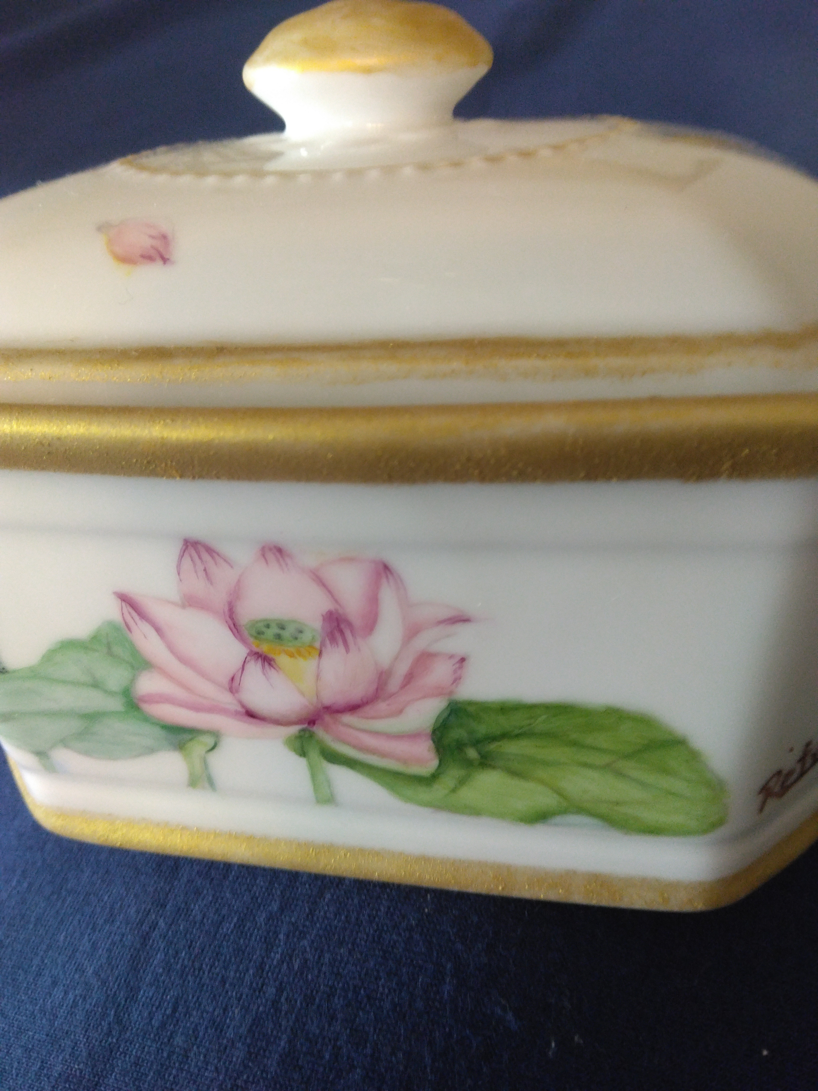 手描きによる蓮の花を絵付けしました メモリアルポット、手元供養のミニ骨つぼ