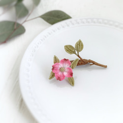ハナミズキのブローチ　小　レース編みアクセサリー　花水木　ドッグウッド　dogwood 3枚目の画像