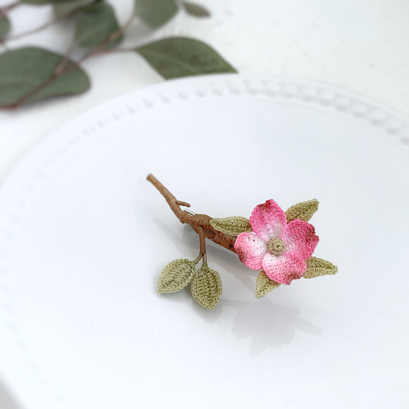 ハナミズキのブローチ　小　レース編みアクセサリー　花水木　ドッグウッド　dogwood 1枚目の画像