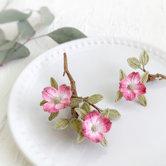 ハナミズキのブローチ　小　レース編みアクセサリー　花水木　ドッグウッド　dogwood 8枚目の画像