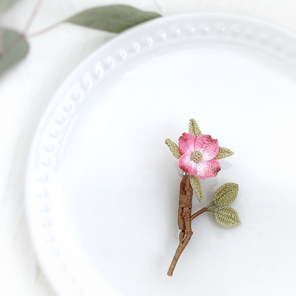 ハナミズキのブローチ　小　レース編みアクセサリー　花水木　ドッグウッド　dogwood 5枚目の画像