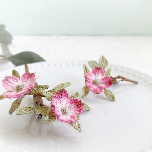 ハナミズキのブローチ 小 レース編みアクセサリー 花水木 ドッグウッド