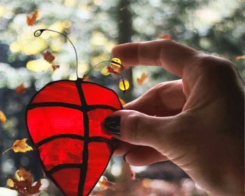 赤い葉っぱ サンキャッチャー 置物 秋のギフト ステンドグラス雑貨