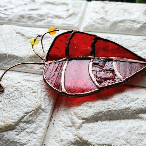 ステンドグラス 天使の置物 赤いボール付き ステンドグラス 天使の置物 赤いボール付き ステンドグラス 天使の置物