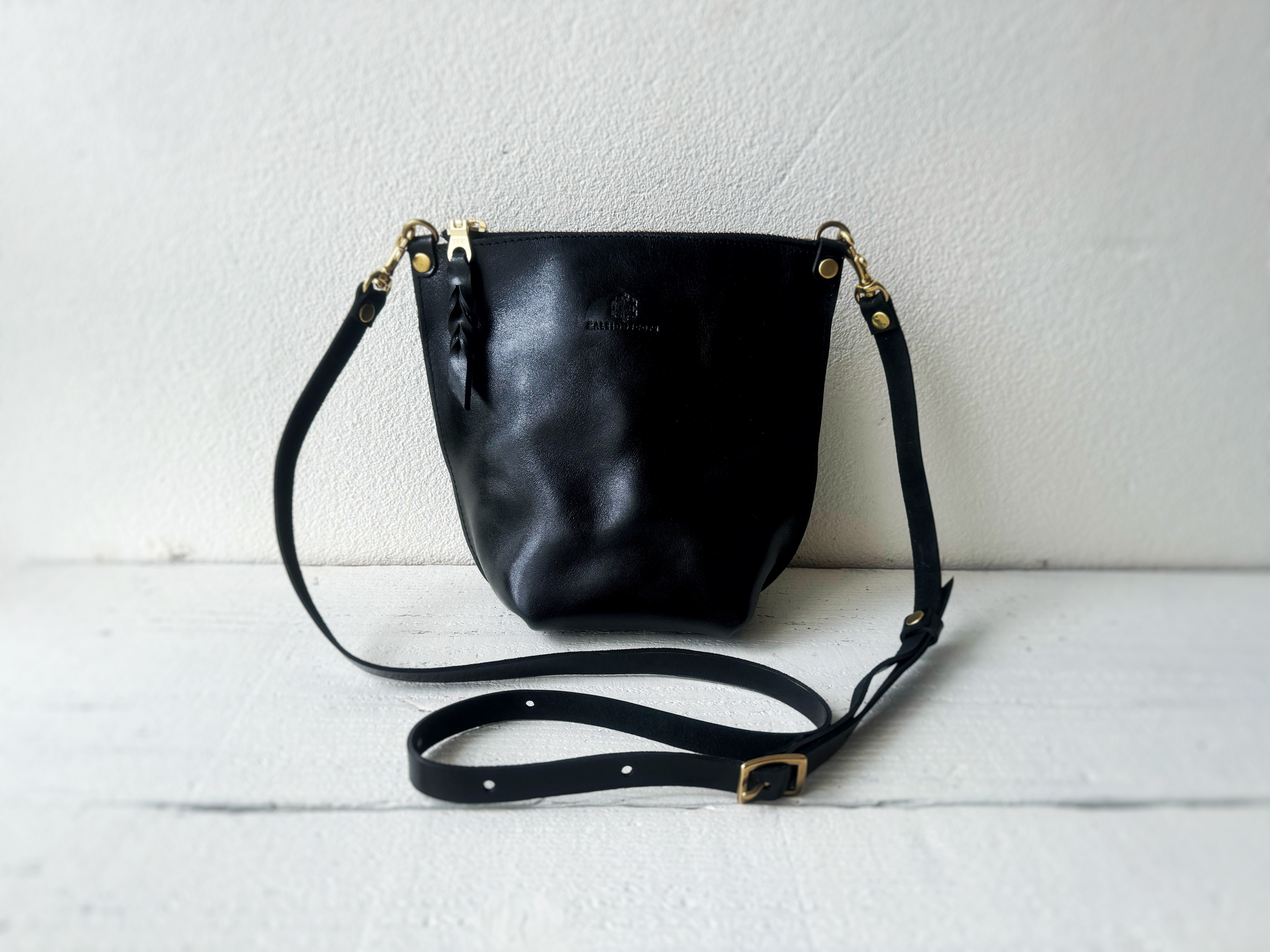 【（受注製作）納期約1.5ヶ月】イタリア最上級レザー使用◆マチ付きサコッシュ『lettura』ブラック