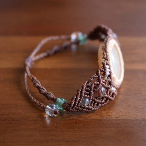 レア「カラーチェンジアンデシン」のマクラメ編みブレスレット