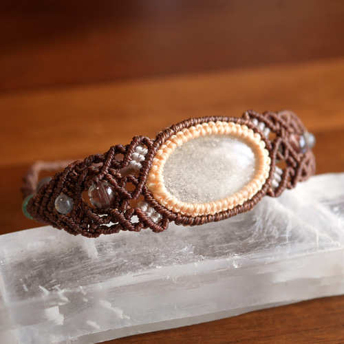 レア「カラーチェンジアンデシン」のマクラメ編みブレスレット
