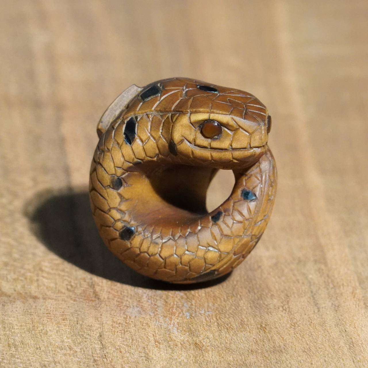 時代提げ物　黄楊木彫刻　犬　根付　M　R7617 ヨロズアンティークモール / 犬 根付 彫刻 提げ物 木彫