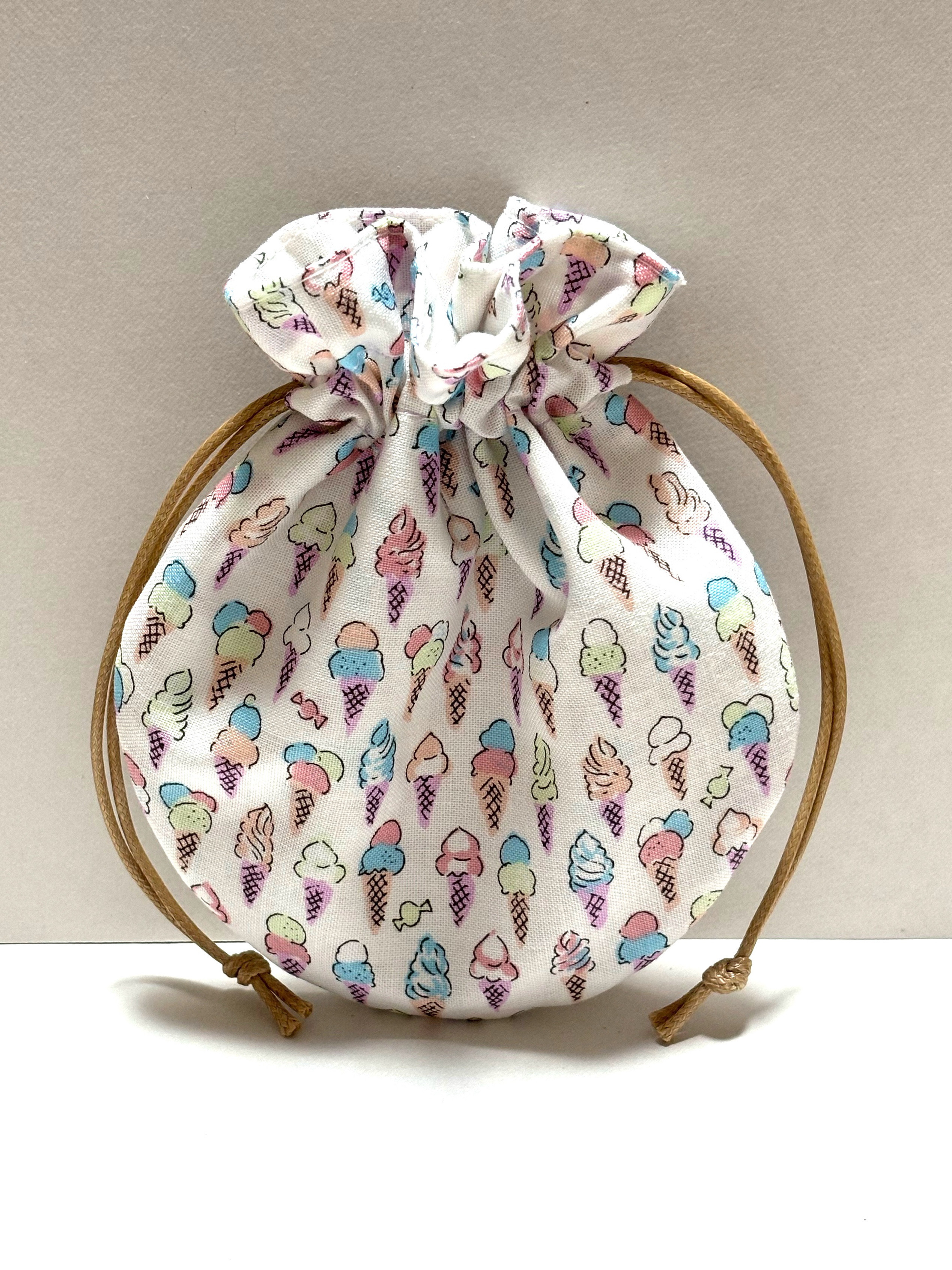 ぷっくり巾着ポーチ（ Mサイズ） 送料無料）裏布までかわいい丸い巾着ポーチ＊ソフトクリーム