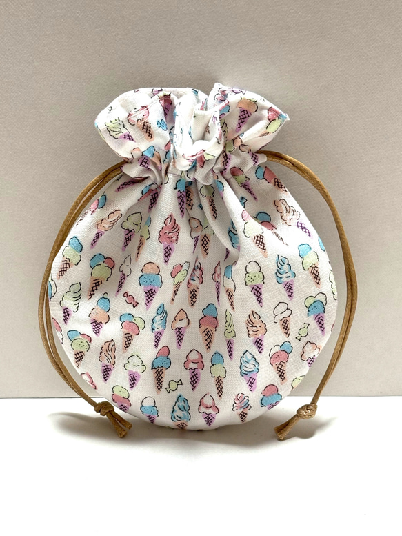 送料無料）裏布までかわいい丸い巾着ポーチ＊ソフトクリーム＊ 巾着袋