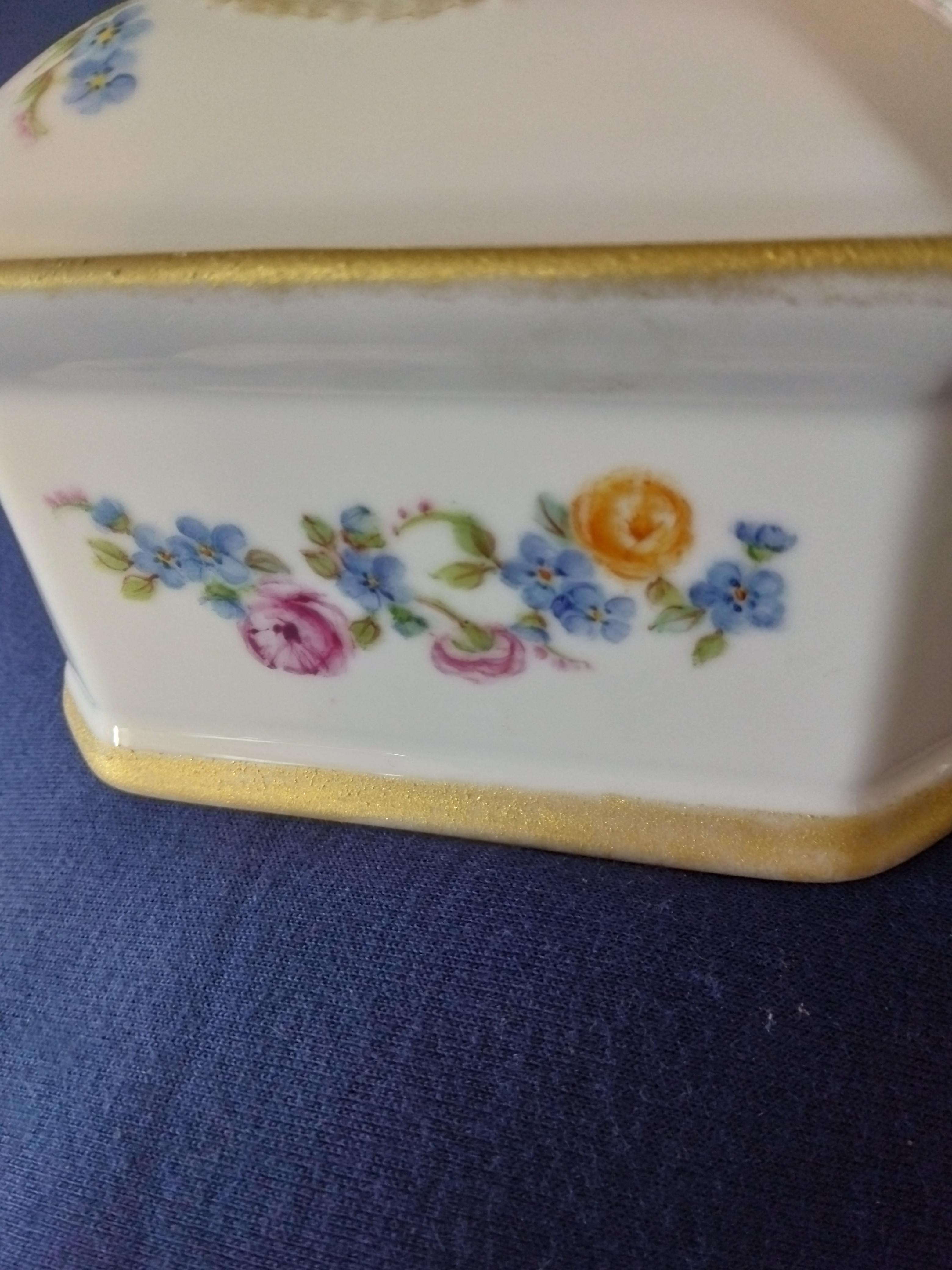 手描きによるメモリアルポット、ミニ骨つぼです。