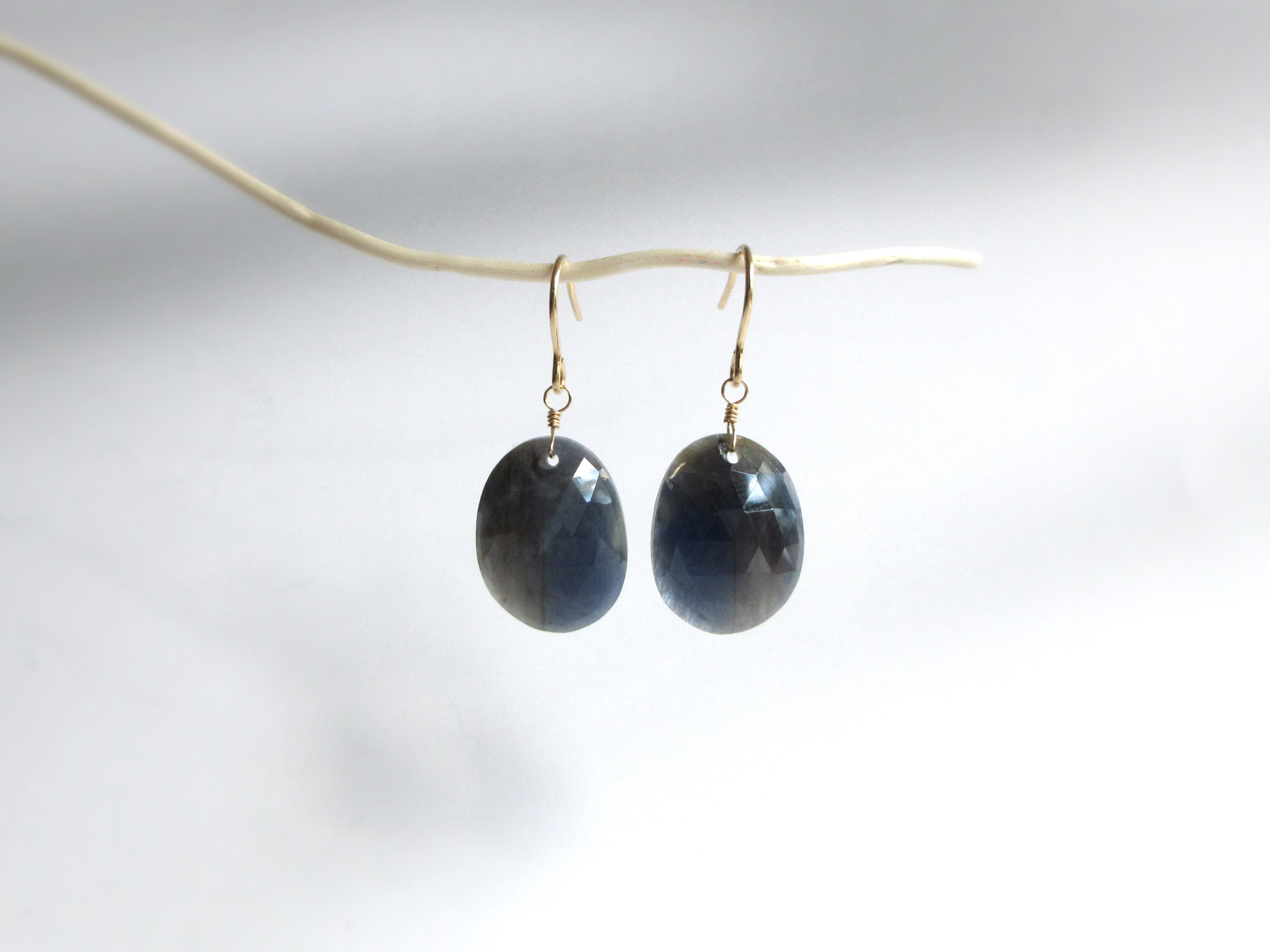 【9月の誕生石】17mmローズカット「非加熱サファイア」14kgfピアス/イヤリング