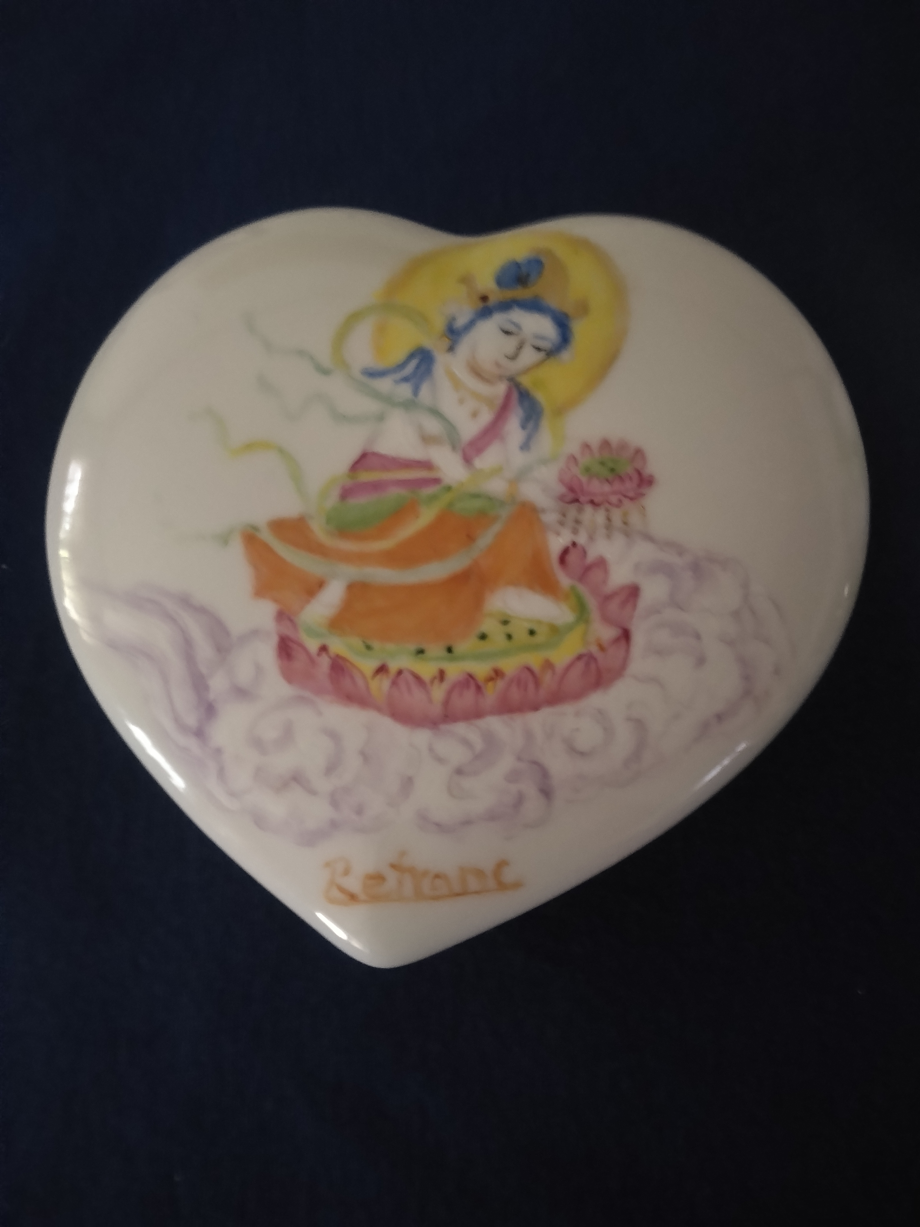 手描きによるポーセリンペイントのメモリアルポット、ミニ骨つぼです。 11,700円